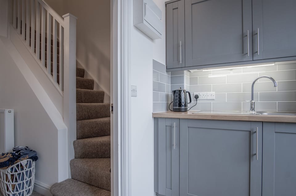 Full-size fridge, microwave, oven, stovetop