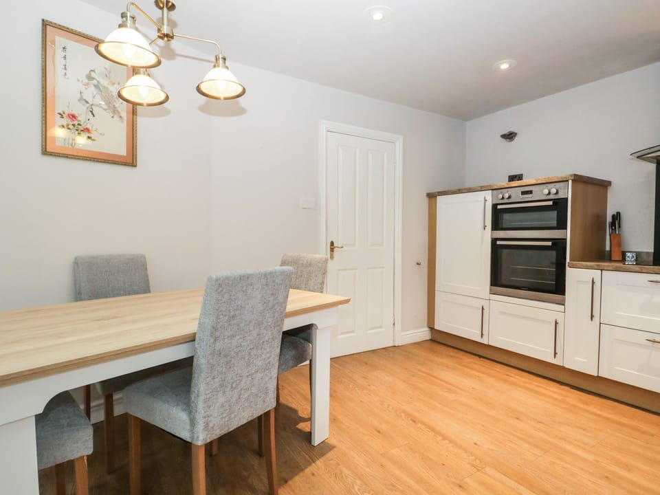 Cottage | Private kitchen | Fridge, microwave, dishwasher, electric kettle