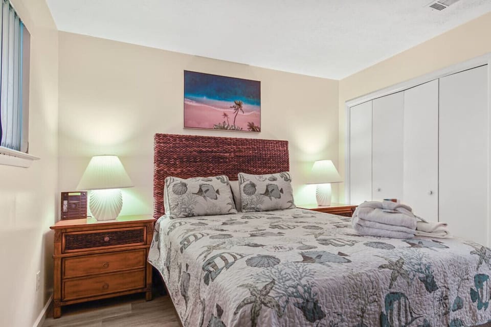 Bedroom with Queen Bed