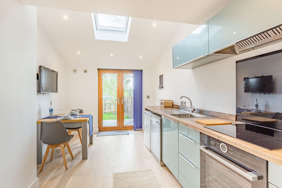 Cottage | Private kitchen | Fridge, microwave, dishwasher, electric kettle