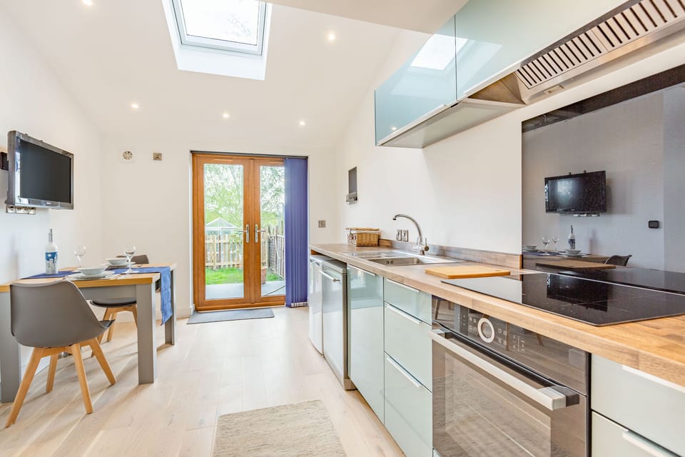 Cottage | Private kitchen | Fridge, microwave, dishwasher, electric kettle
