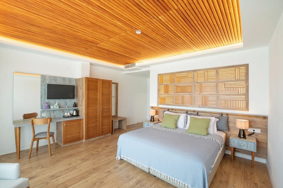 Deluxe Room | In-room safe, laptop workspace, blackout drapes, free WiFi