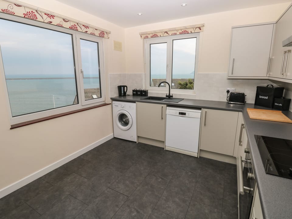 Cottage | Private kitchen | Fridge, dishwasher, electric kettle, toaster