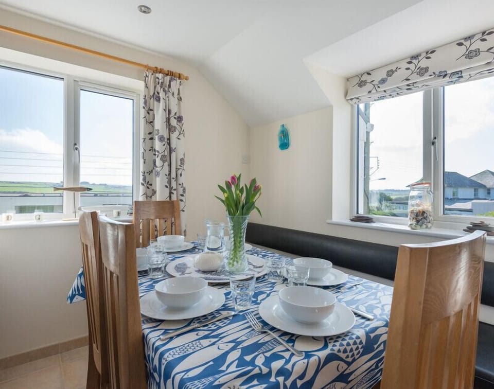 Cottage | Private kitchen | Fridge, dishwasher, cookware/dishes/utensils