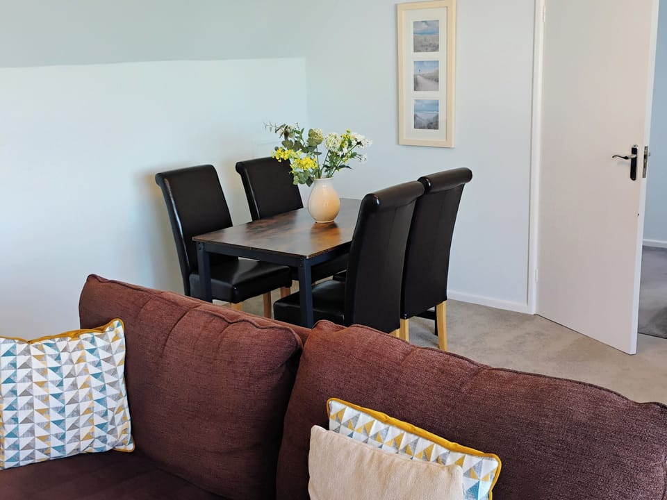 Cottage | Dining