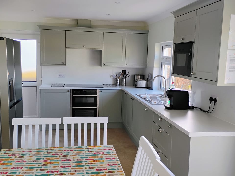 Cottage | Private kitchen | Fridge, dishwasher, cookware/dishes/utensils