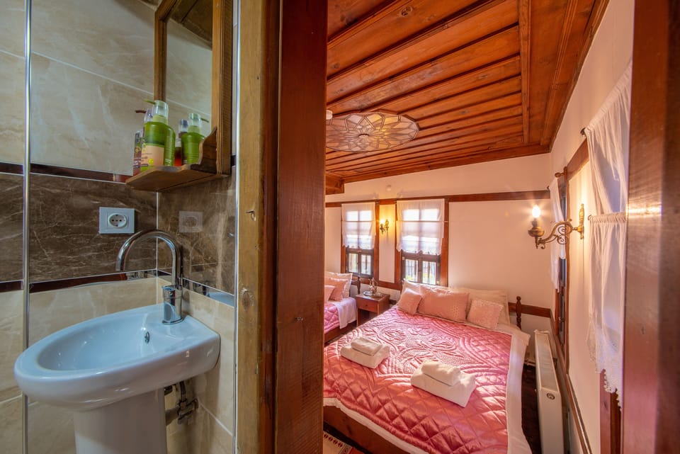 Standard Triple Room | Bathroom | Shower, hydromassage showerhead, free toiletries, hair dryer
