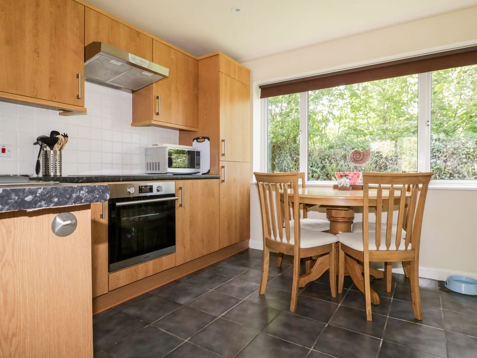 Cottage | Private kitchen | Fridge, electric kettle, toaster, cookware/dishes/utensils