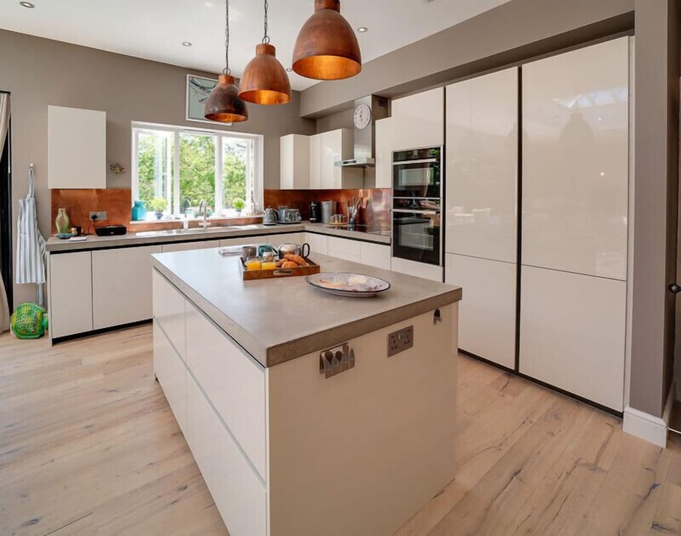 Cottage | Private kitchen | Fridge, dishwasher, cookware/dishes/utensils