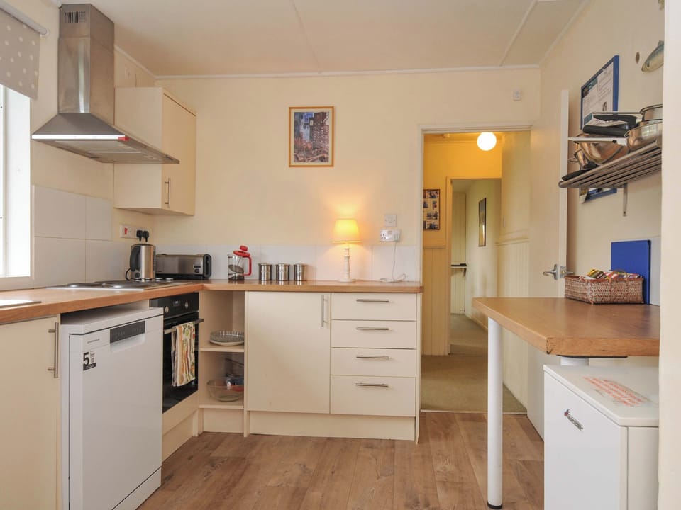 Cottage | Private kitchen | Dishwasher, cookware/dishes/utensils