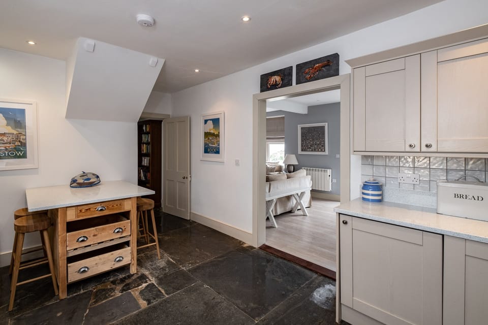 Cottage | Private kitchen | Fridge, dishwasher, cookware/dishes/utensils