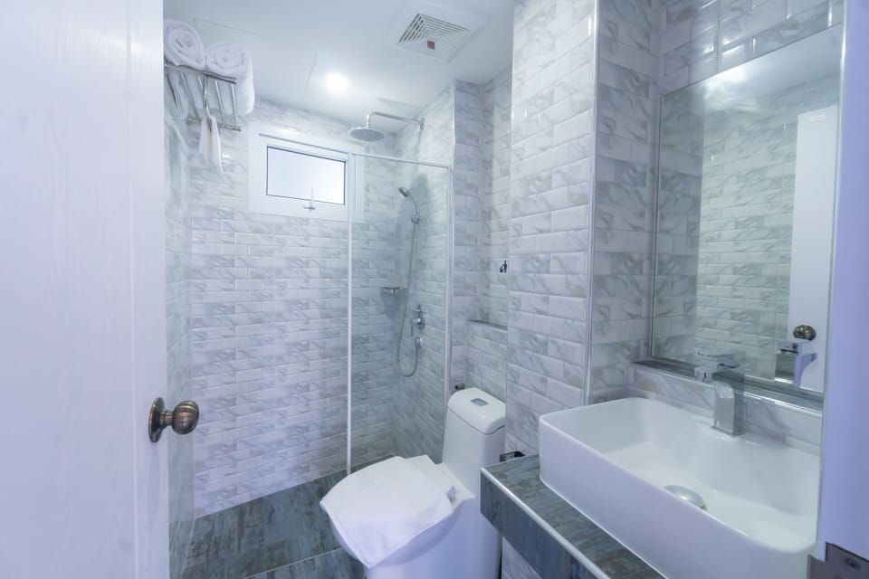 Superior Double Room | Bathroom | Shower, rainfall showerhead, free toiletries, hair dryer