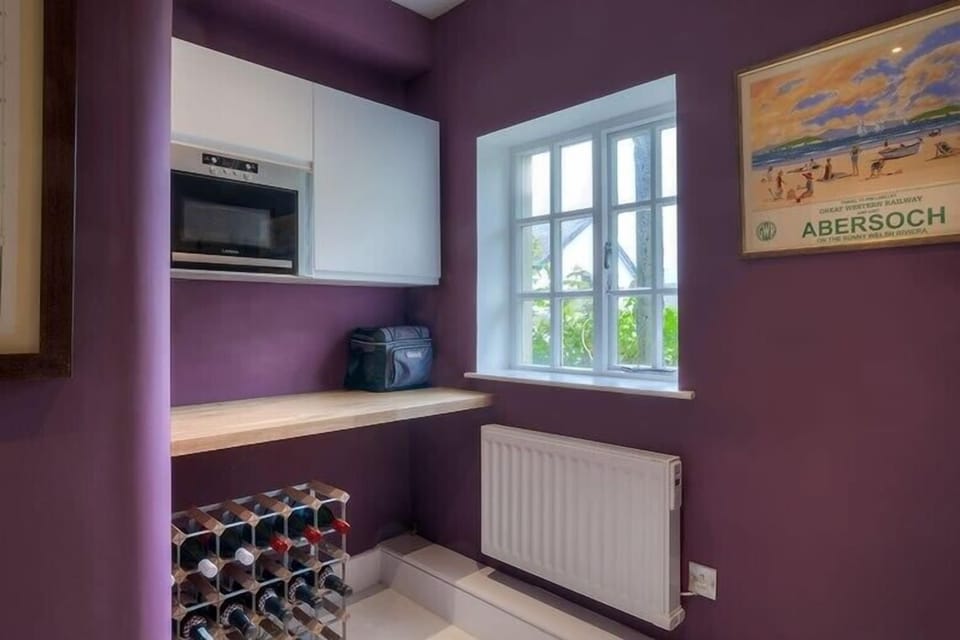 Cottage | Private kitchen | Microwave, dishwasher, cookware/dishes/utensils