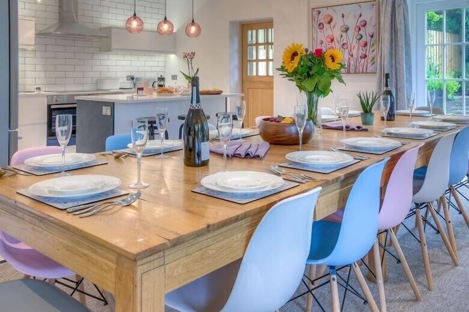 Cottage | Private kitchen | Microwave, dishwasher, cookware/dishes/utensils