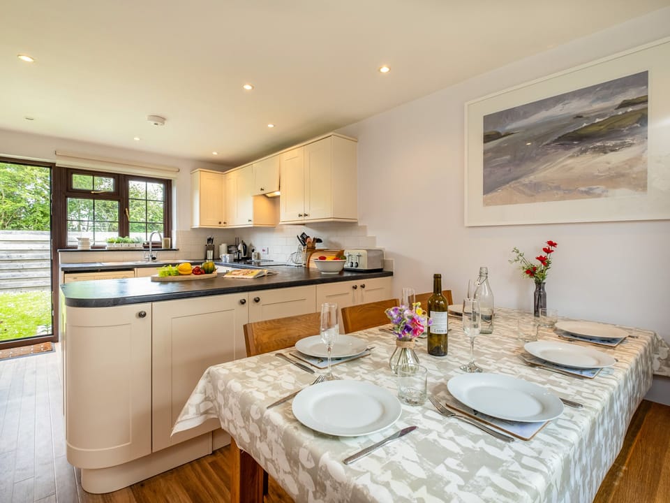 Cottage | Private kitchen | Dishwasher, cookware/dishes/utensils