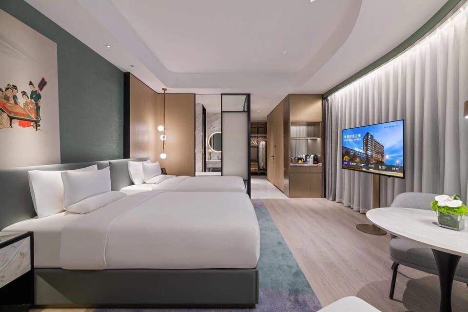 Deluxe Room, 2 Twin Beds | Premium bedding, minibar, in-room safe, soundproofing