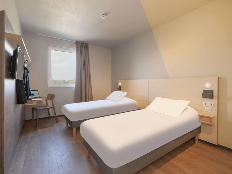 Family Room, Multiple Beds | Desk, soundproofing, free WiFi