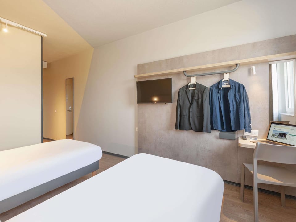 Standard Room, 2 Twin Beds | Desk, soundproofing, free WiFi