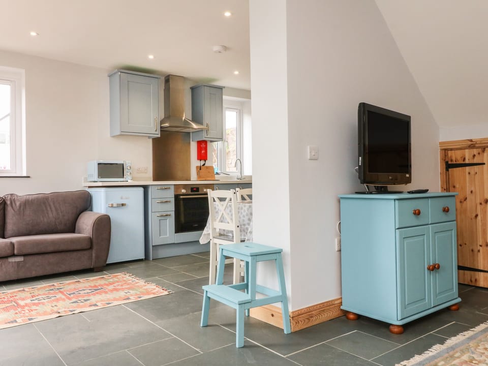 Cottage | Private kitchen | Fridge, microwave, electric kettle, toaster