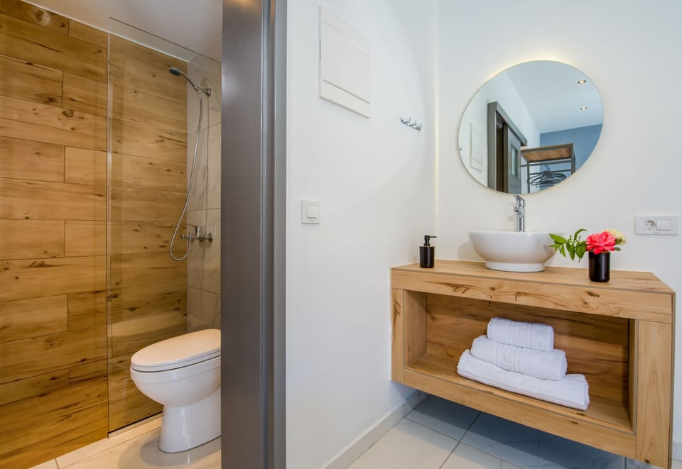 Classic Studio | Bathroom | Shower, rainfall showerhead, hair dryer, slippers