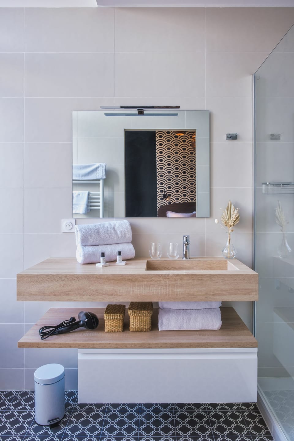 Double Room (Banasa) | Bathroom | Shower, free toiletries, hair dryer, bathrobes
