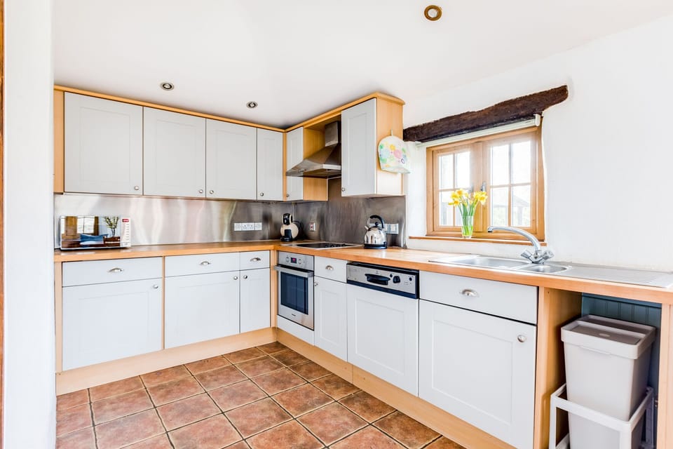 Cottage | Private kitchen | Fridge, microwave, dishwasher, cookware/dishes/utensils