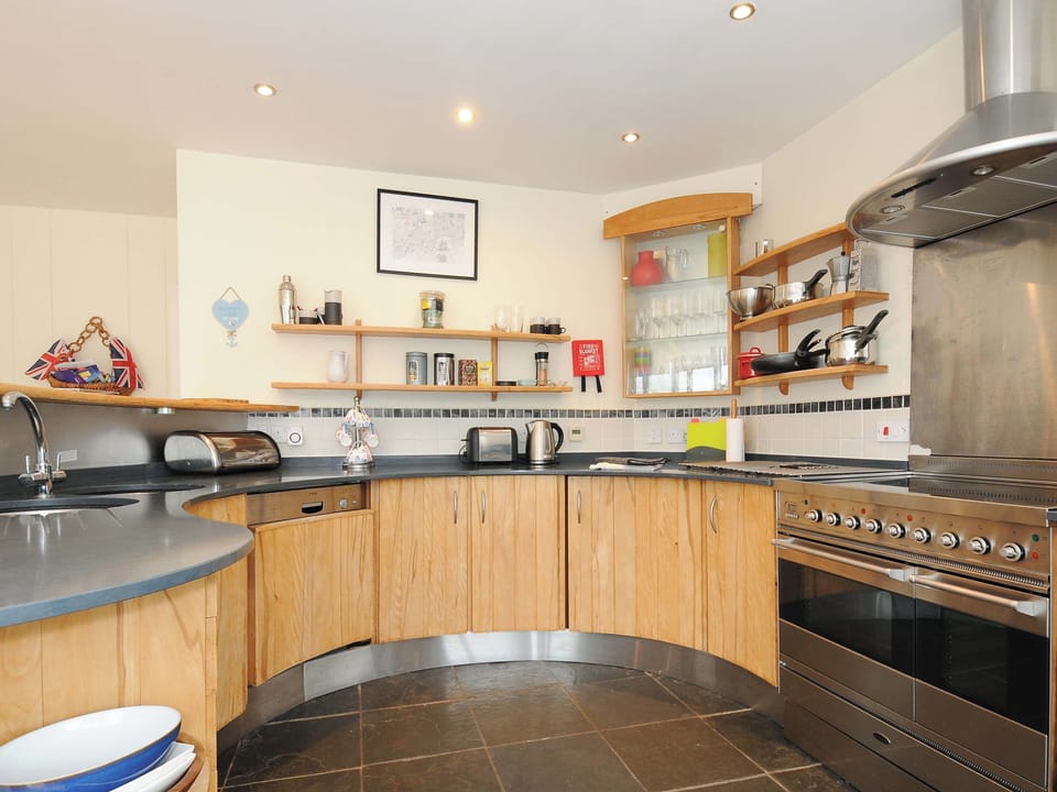Cottage | Private kitchen | Fridge, dishwasher, cookware/dishes/utensils