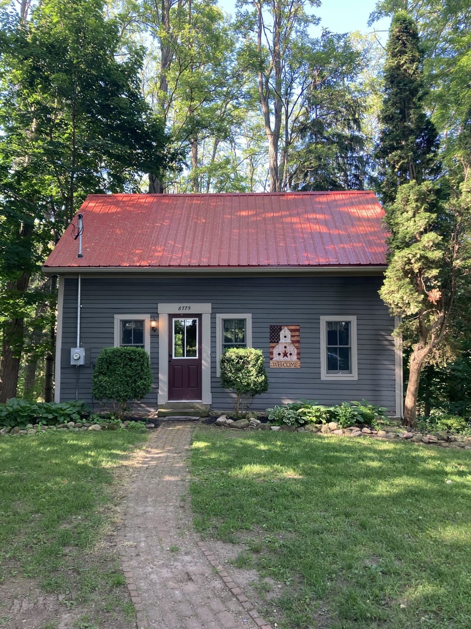 Cute, Quaint , Cozy, The Baker Road Bungalow .