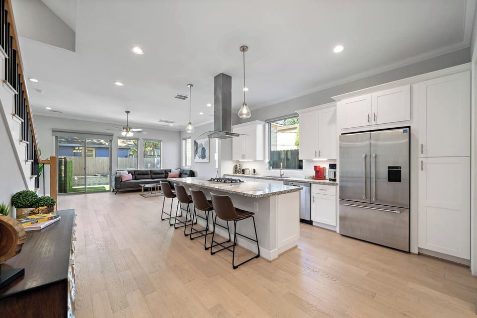 Welcome to this spacious modern kitchen that opens to both the living room and dining area. Kitchen island w/seating to entertain while you cook on the gas cooktop.