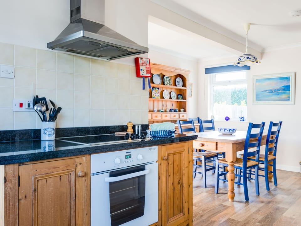 Cottage | Private kitchen | Fridge, microwave, dishwasher, cookware/dishes/utensils