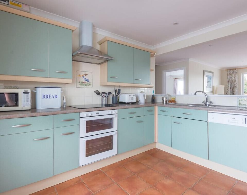 Cottage | Private kitchen | Fridge, microwave, dishwasher, cookware/dishes/utensils