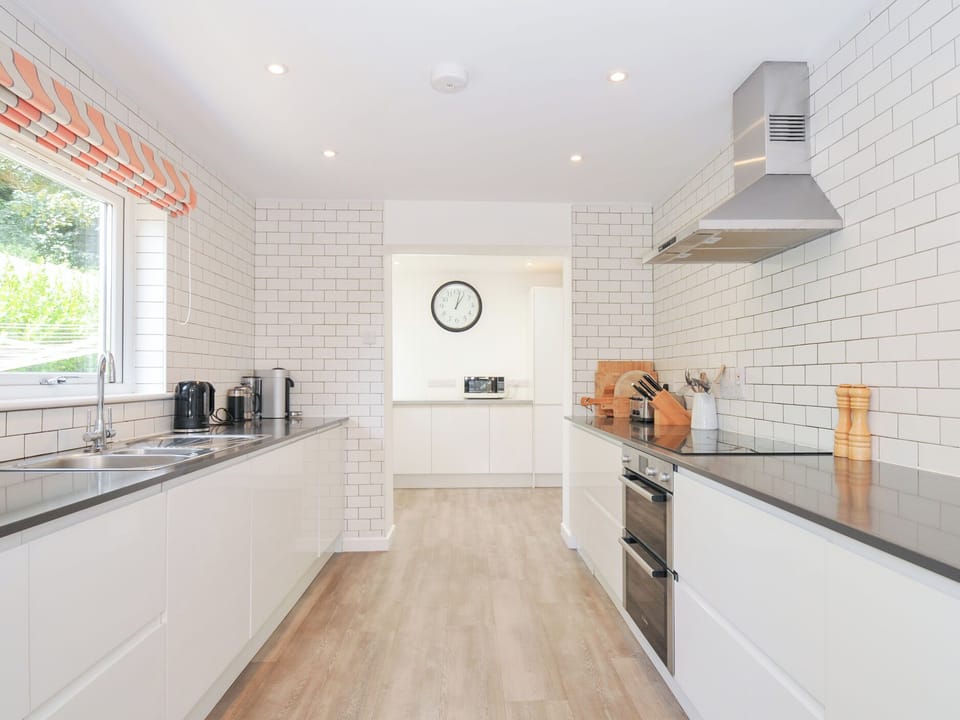Cottage | Private kitchen | Dishwasher, cookware/dishes/utensils