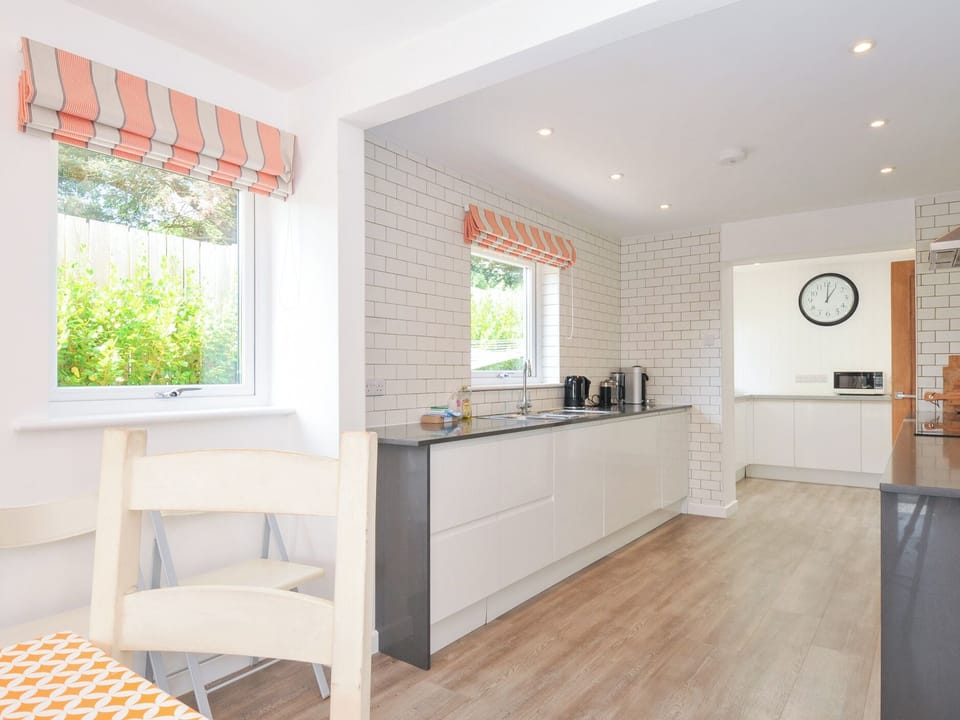 Cottage | Private kitchen | Dishwasher, cookware/dishes/utensils