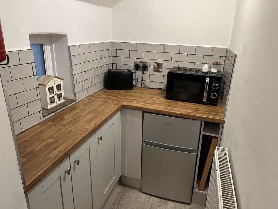 Cottage | Private kitchen | Fridge, cookware/dishes/utensils