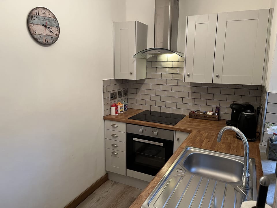 Cottage | Private kitchen | Fridge, cookware/dishes/utensils