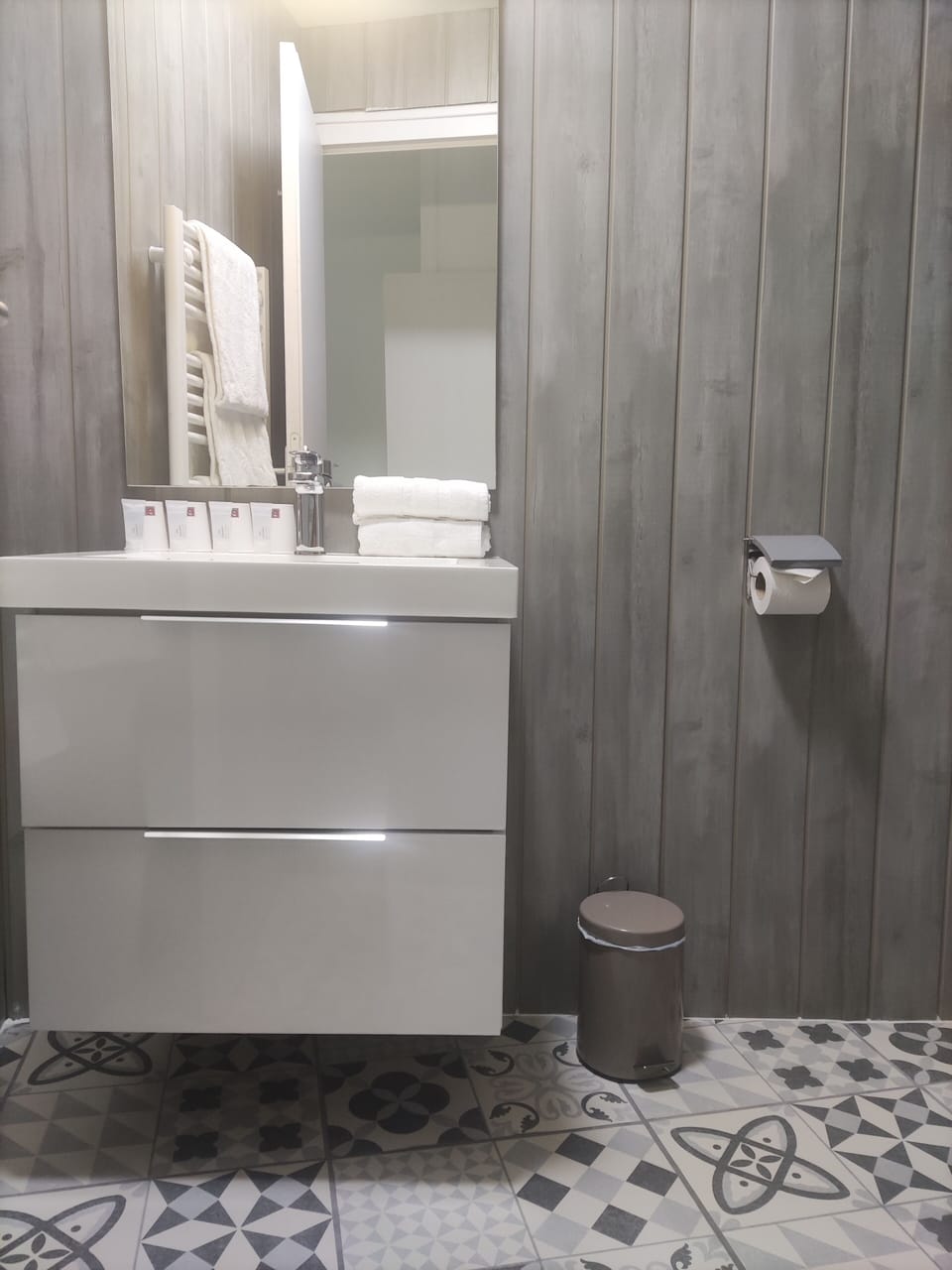 Family Room | Bathroom | Shower, rainfall showerhead, hair dryer, towels