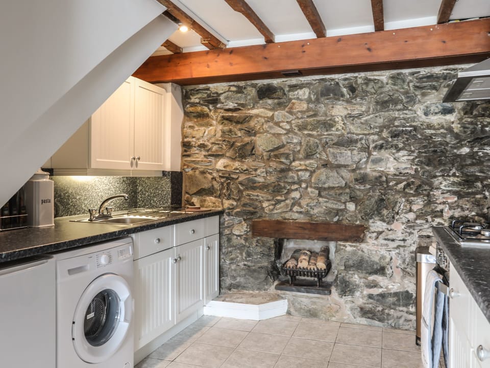 Cottage | Private kitchen | Fridge, electric kettle, toaster, cookware/dishes/utensils