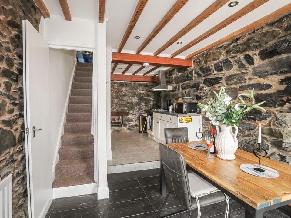 Cottage | Private kitchen | Fridge, electric kettle, toaster, cookware/dishes/utensils