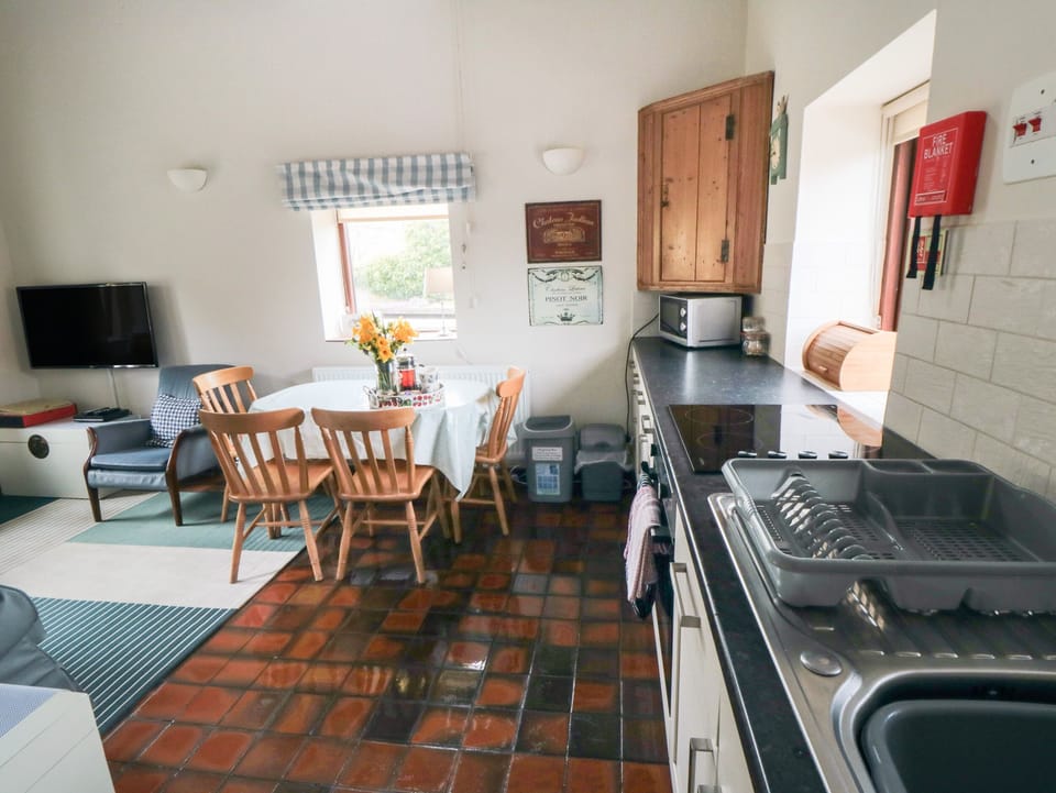 Cottage | Private kitchen | Fridge, microwave, electric kettle, toaster