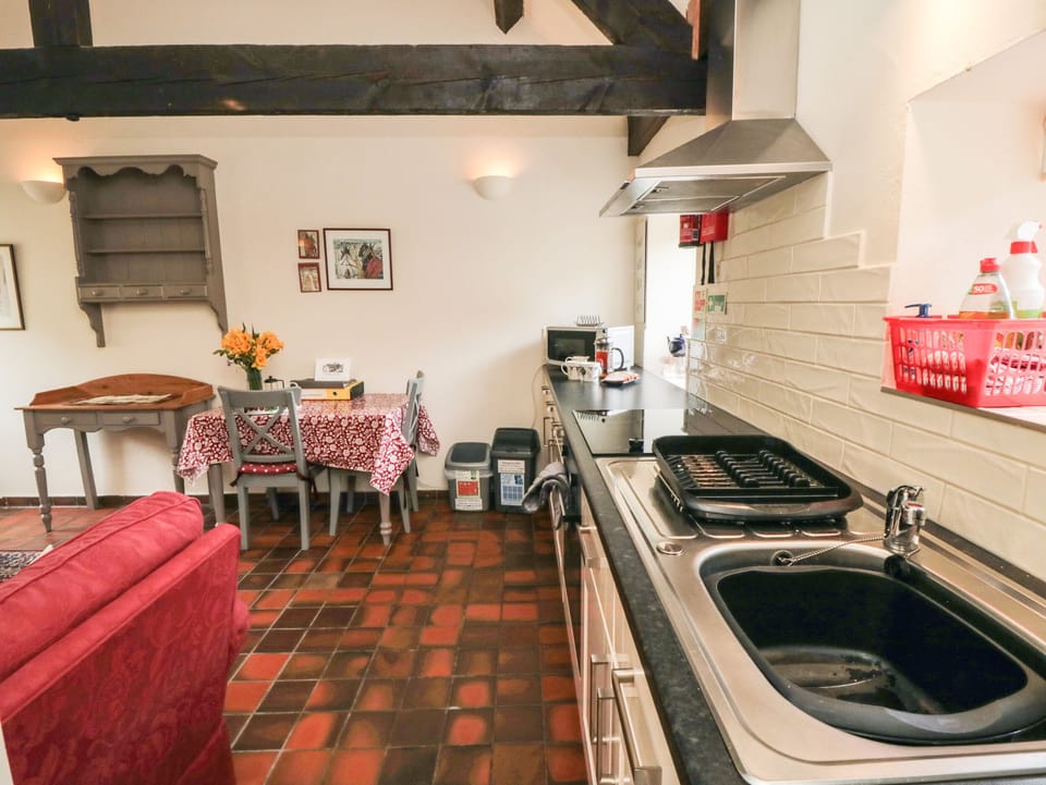 Cottage | Private kitchen | Fridge, microwave, electric kettle, toaster