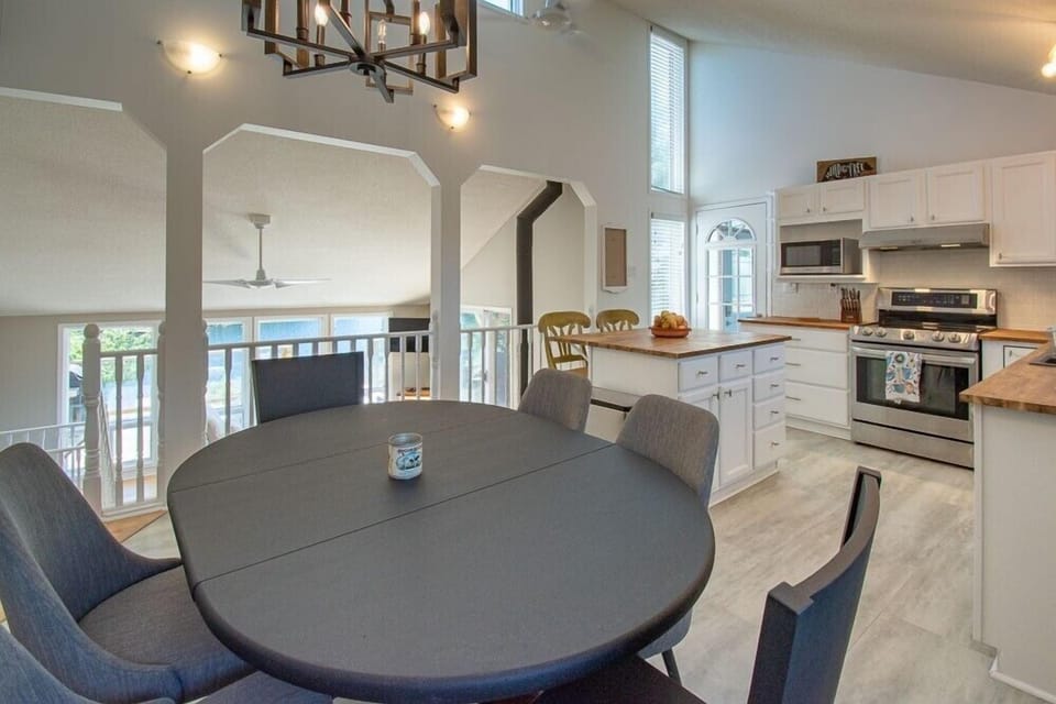 Dining/Kitchen Area