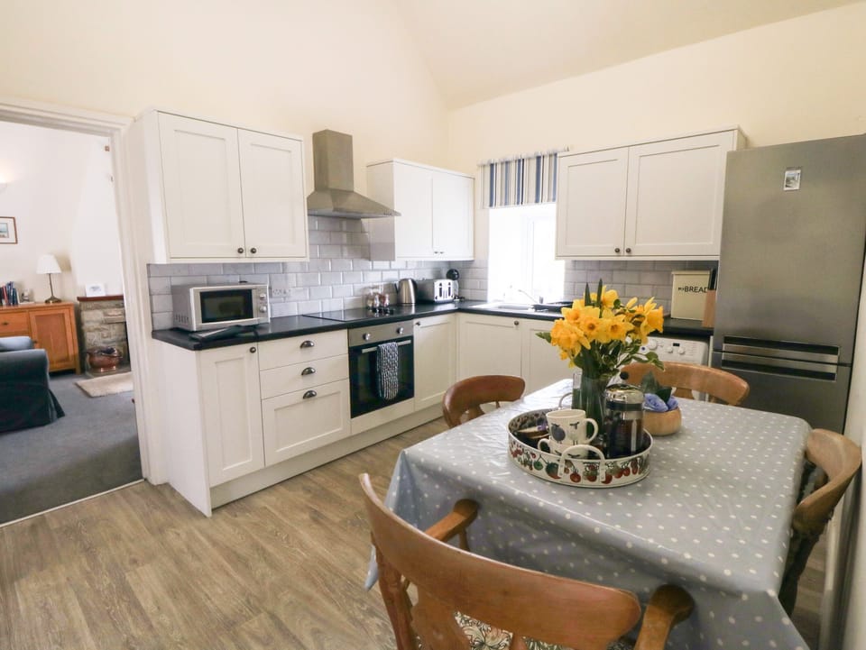 Cottage | Private kitchen | Fridge, microwave, dishwasher, electric kettle