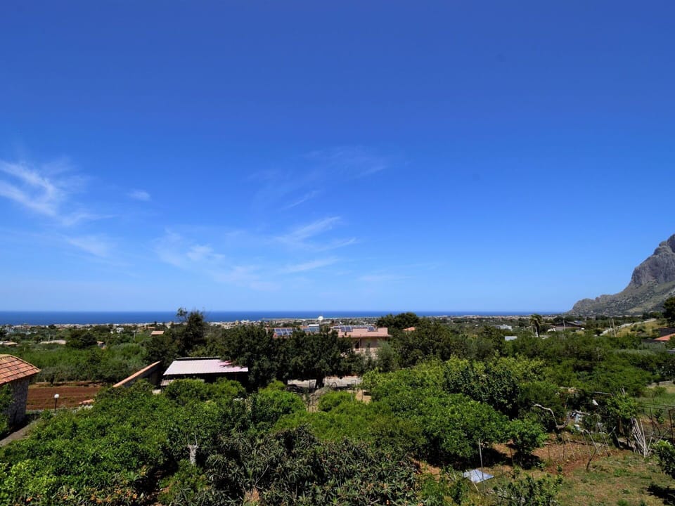 Sky, Cloud, Plant Community, Building, Natural Landscape, Tree, Plant, House, Horizon, Landscape