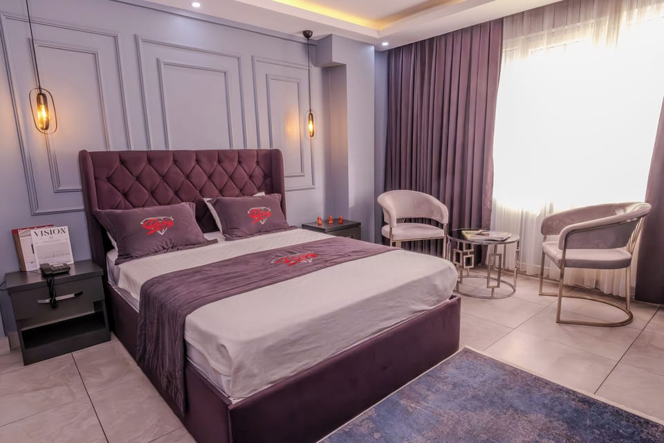 Family Suite | Minibar, in-room safe, desk, laptop workspace