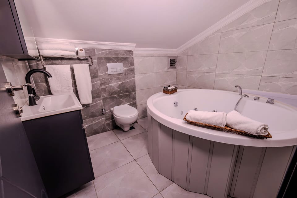 Luxury Room, 1 Bedroom | Bathroom | Shower, free toiletries, hair dryer, slippers