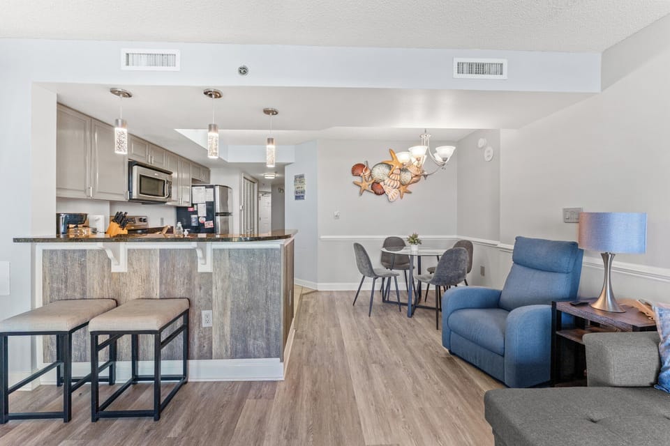 Deluxe Room, 2 Bedrooms, Balcony, Ocean View (402) | Living area