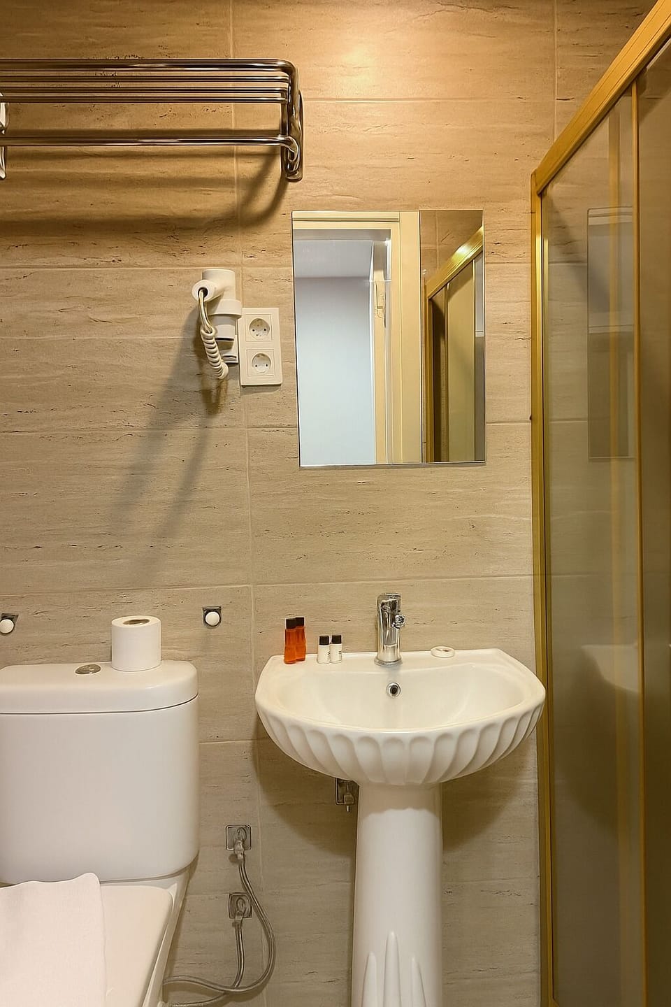 Shower, rainfall showerhead, free toiletries, hair dryer
