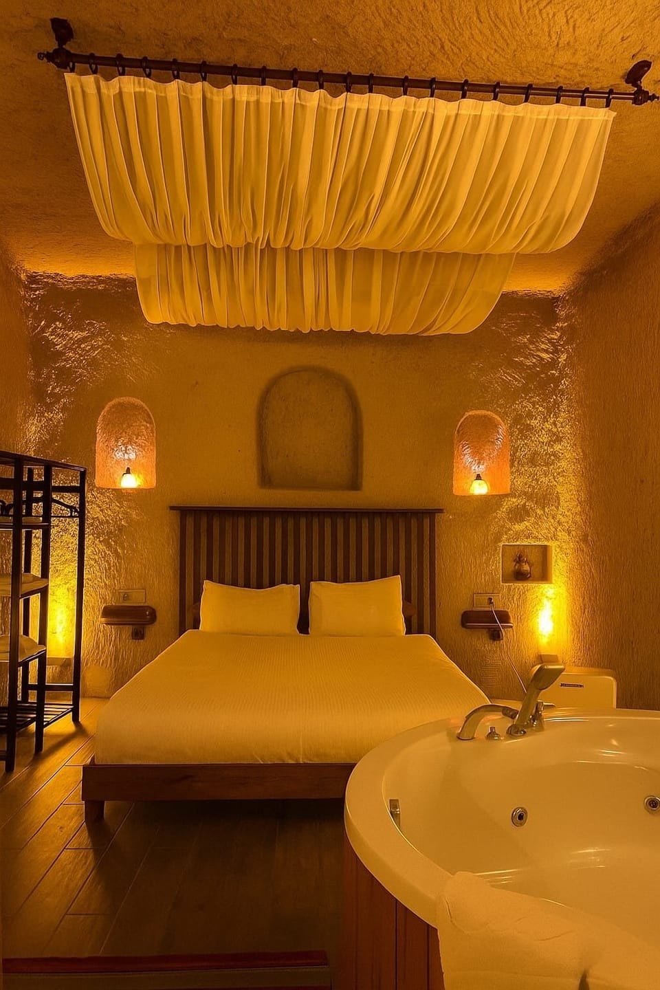 Deluxe Studio Suite | Premium bedding, minibar, in-room safe, iron/ironing board