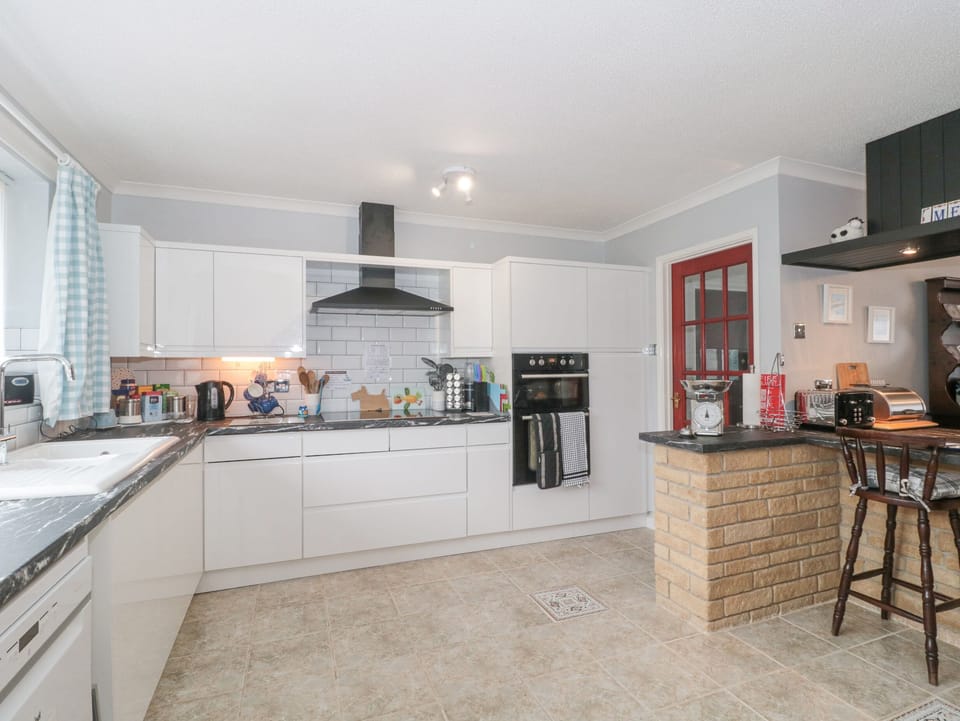 Cottage | Private kitchen | Fridge, microwave, dishwasher, electric kettle