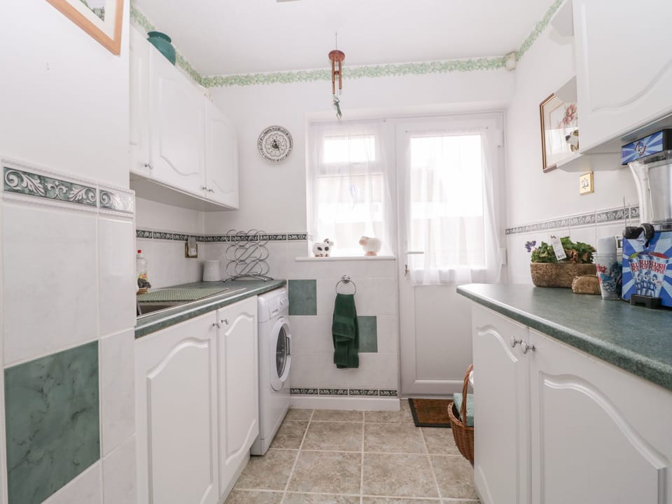 Cottage | Private kitchen | Fridge, microwave, dishwasher, electric kettle
